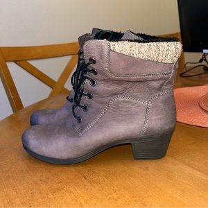 Adorable Gray Lace Up Ankle Booties Size US W 8.5